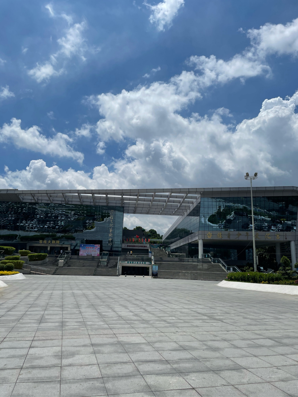 这里是顺德区的容桂.这里是一个历史悠久的公园,名叫花溪公园.