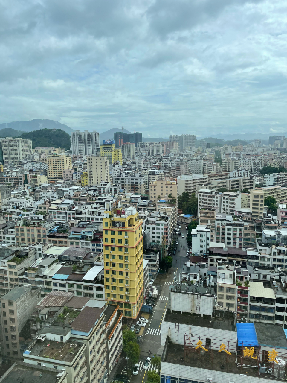 这是粤西地区城市普遍的样貌,从高处看,给人一种高低相间,错落有致之