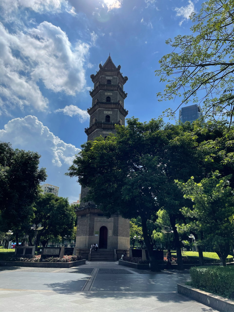 顺德容桂天佑城和文塔公园:蓝天白云下的绿树红花,古塔和高楼的对比让