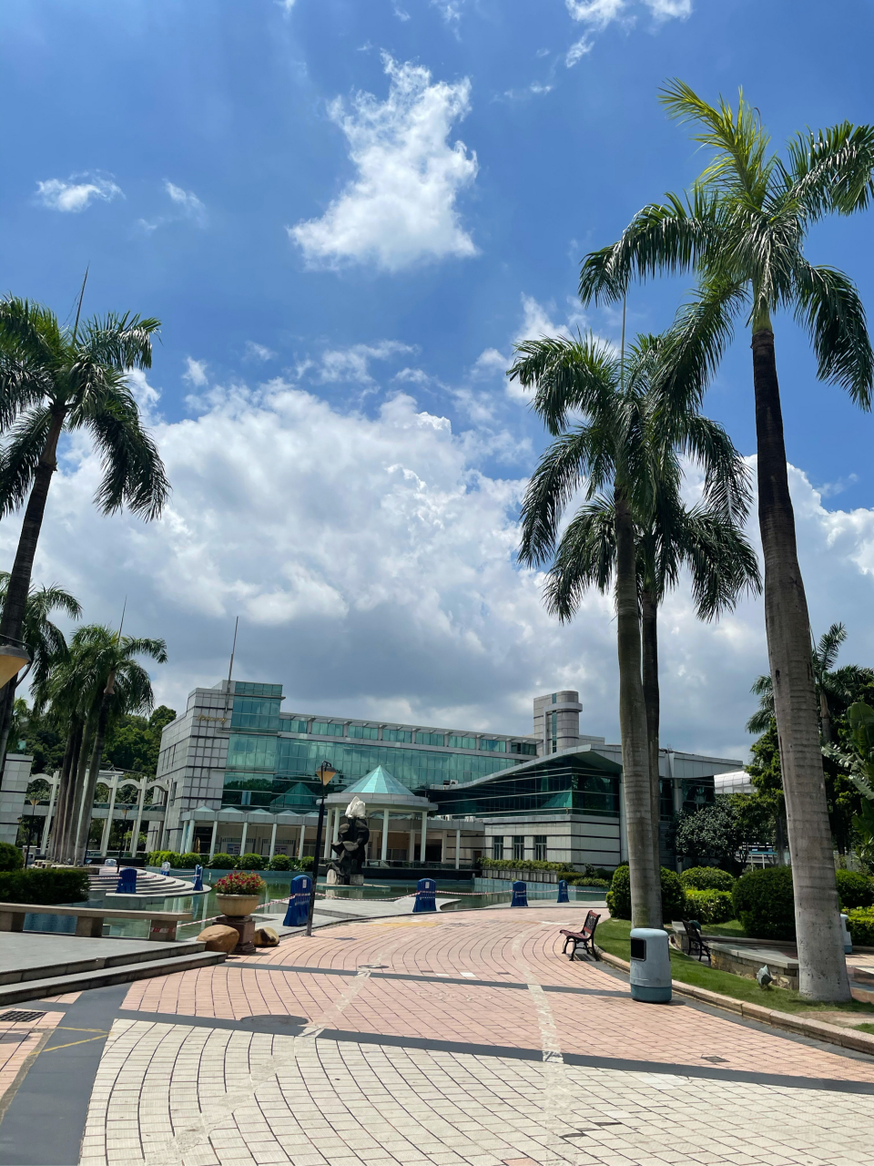 这里是顺德区的容桂.这里是一个历史悠久的公园,名叫花溪公园.