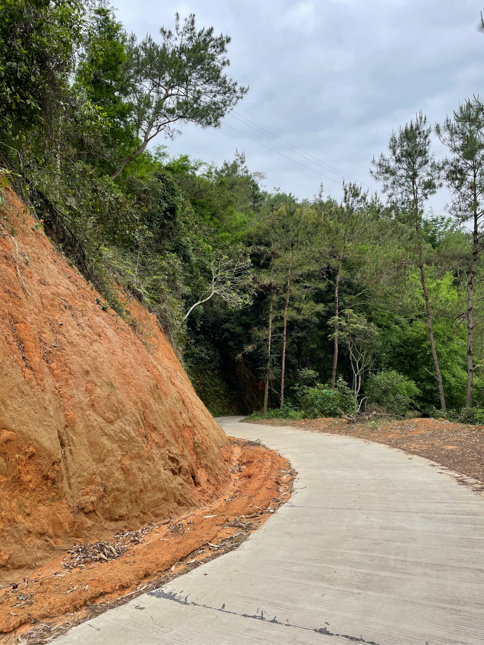 崎岖蜿蜒的山路