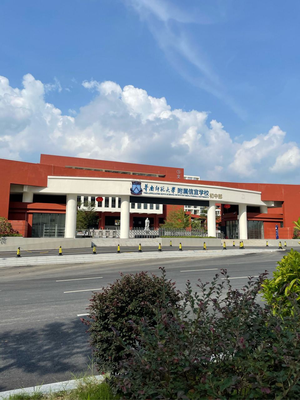 近几年的广东信宜市发展很快,新医院,新学校,新居民楼一栋栋拔地而起