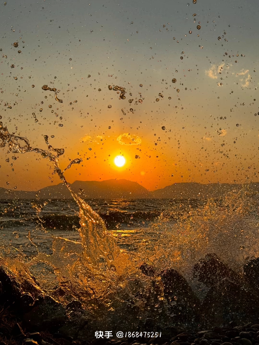 海浪在夕阳下翻滚,溅起的水花如梦幻般美丽.
