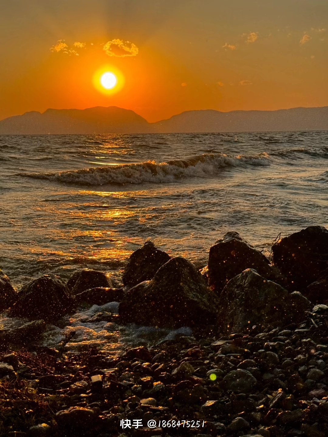 海浪在夕阳下翻滚,溅起的水花如梦幻般美丽.