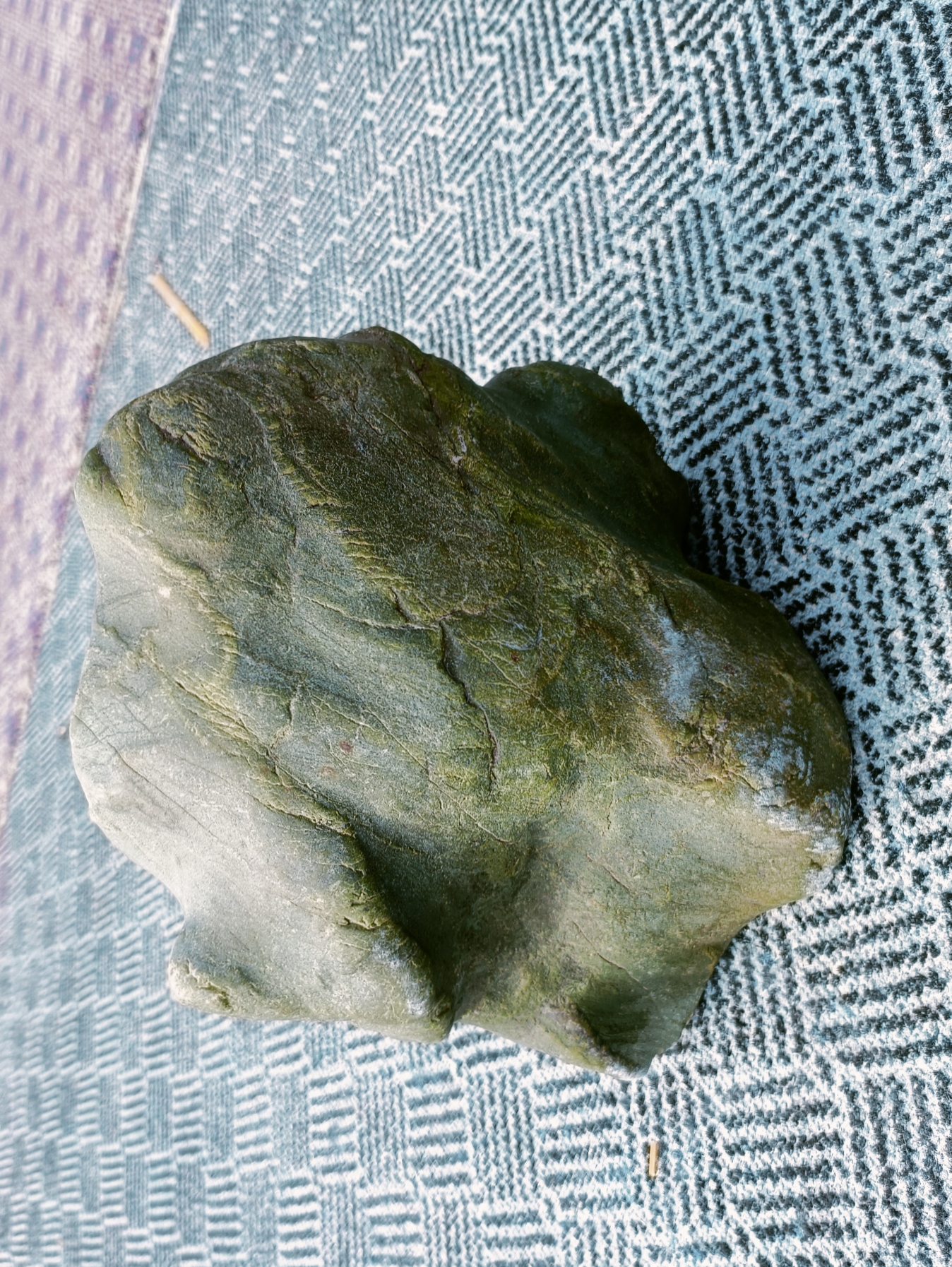 今天得一块绿彩石,颜色绿翠很地道,有点像猪头或狮子头,后面做个底座