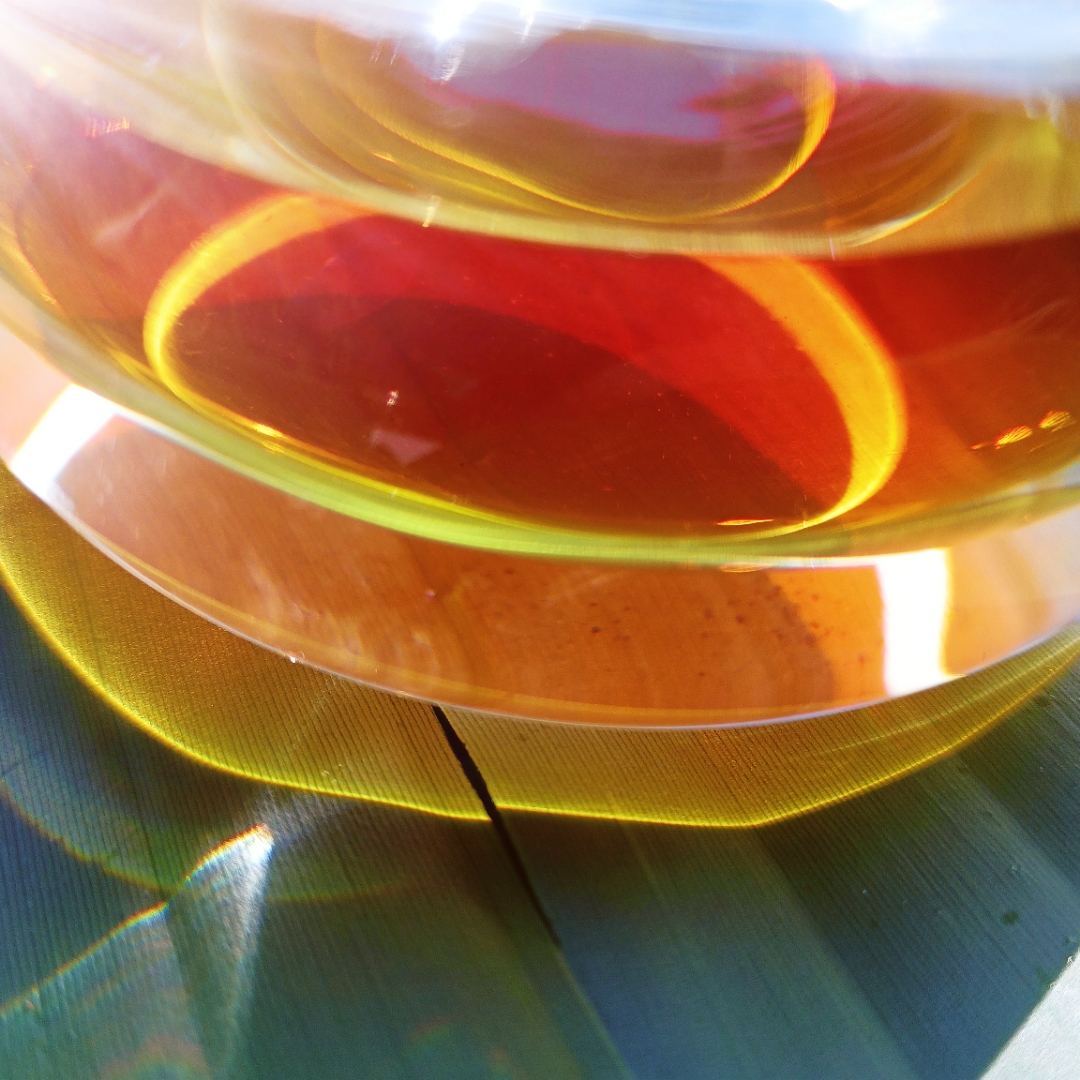 "阳光下的祖母晒红茶汤,晶莹剔透,宛如红宝石.