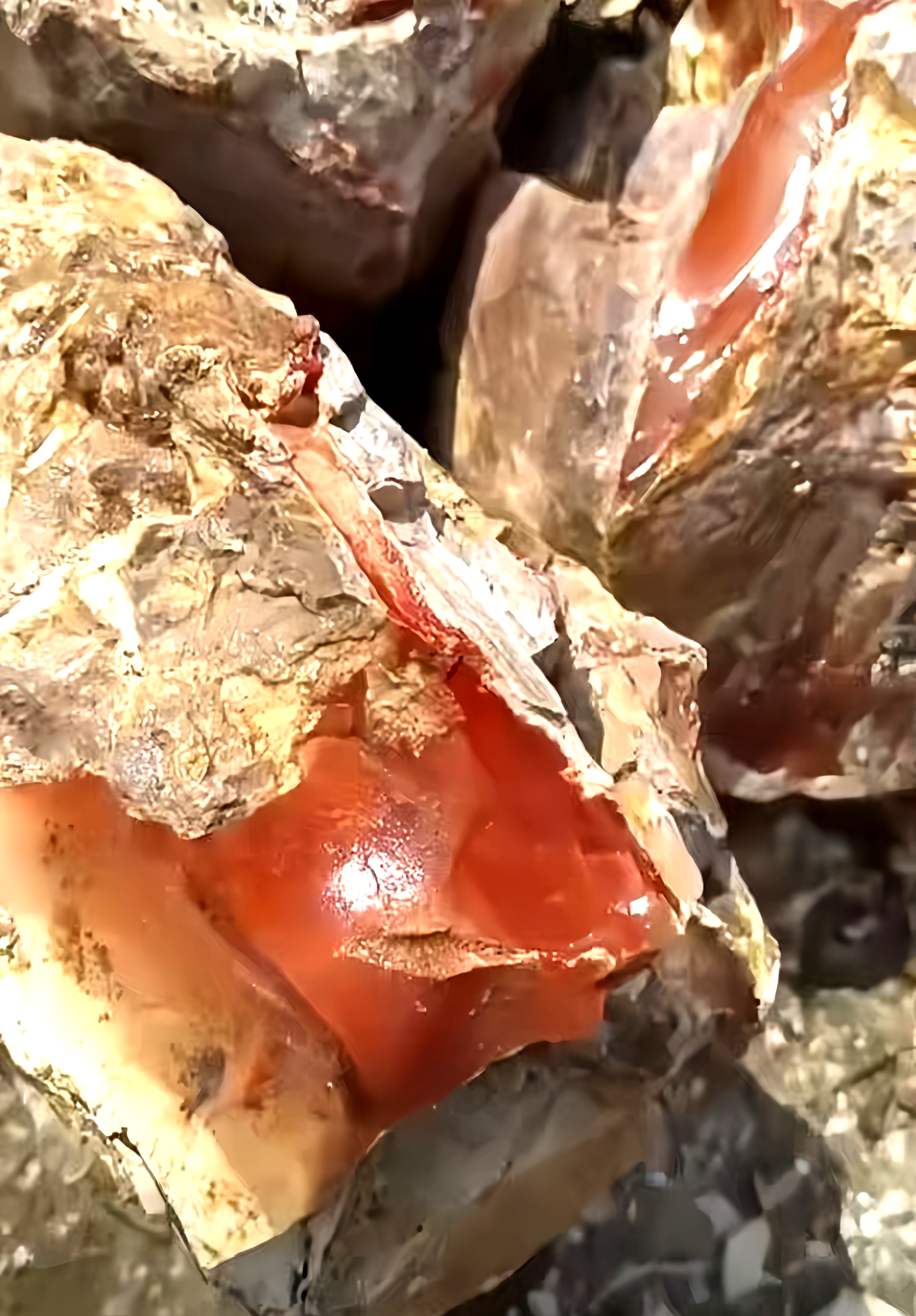 朋友登山捡到块石头,天然的里边是红色的,可太漂亮了,说是在河北承德