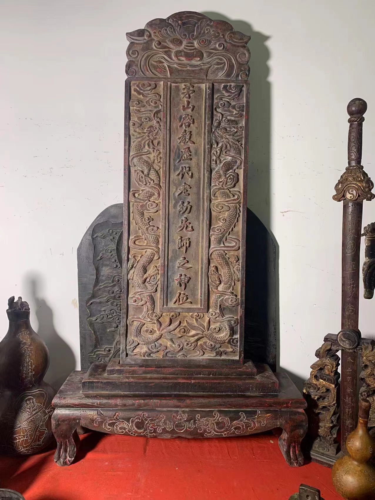 立式木制神位,刻有"茅山唇毅盈代老幼元师之神位"字样,庄重神秘,引人