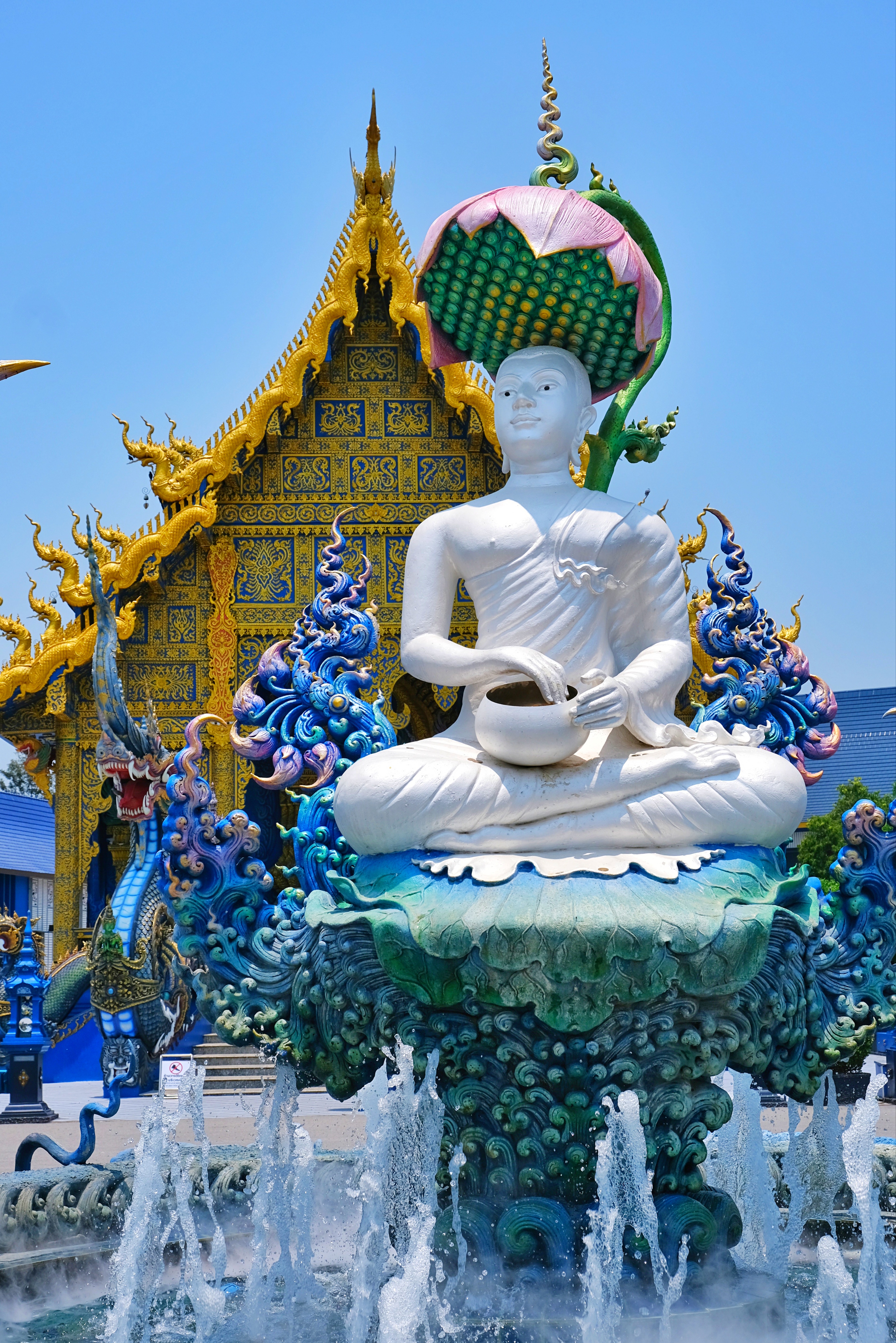 泰撞色9593清莱蓝庙实地太震撼啦!