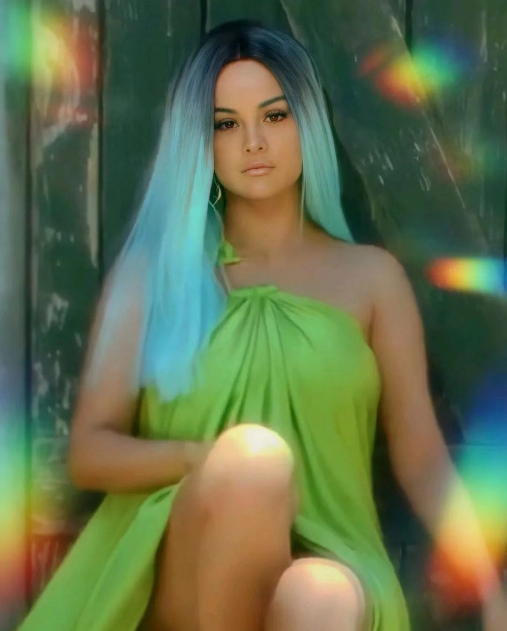 selena gomez 新歌造型初公开,蓝黑相间突破发色.