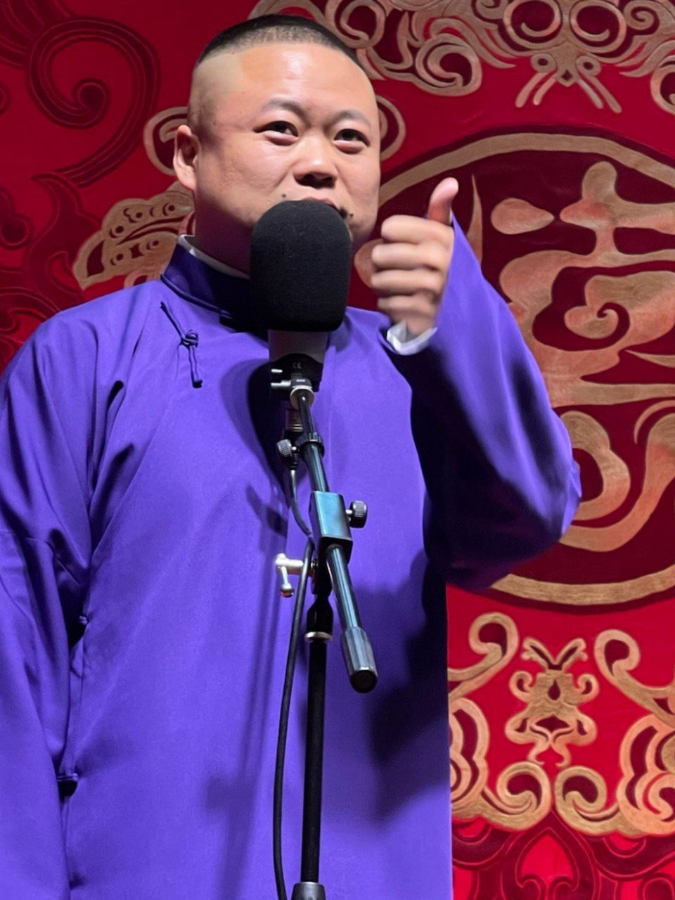 德云社李九重过生日,面前的小蛋糕就是他的生日礼物.