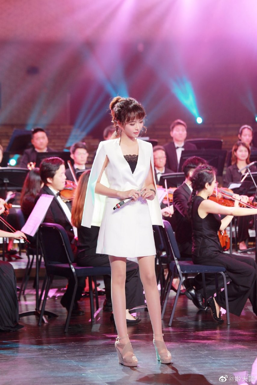 这次姬天语化身时尚界的大咖,看起来真的很美丽,女孩不打扮不知道