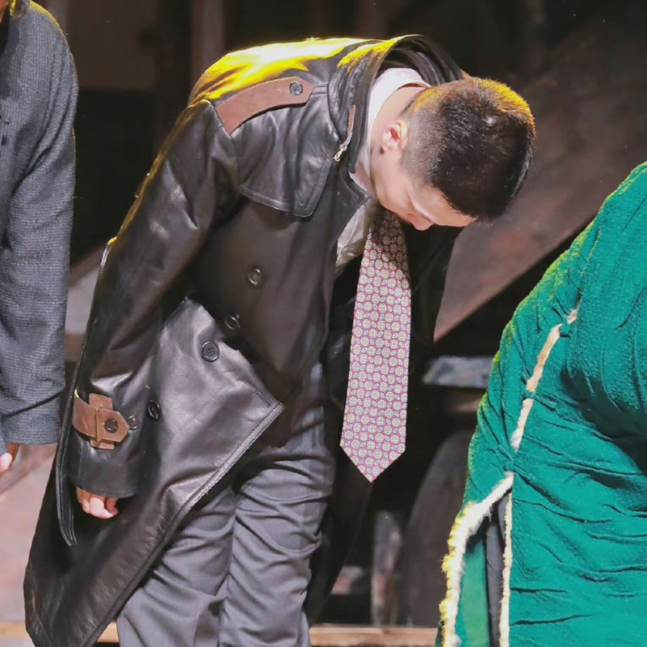 杨九郎穿大褂没看出有多精神,穿上西装,整个人给人的感觉都不一样了.