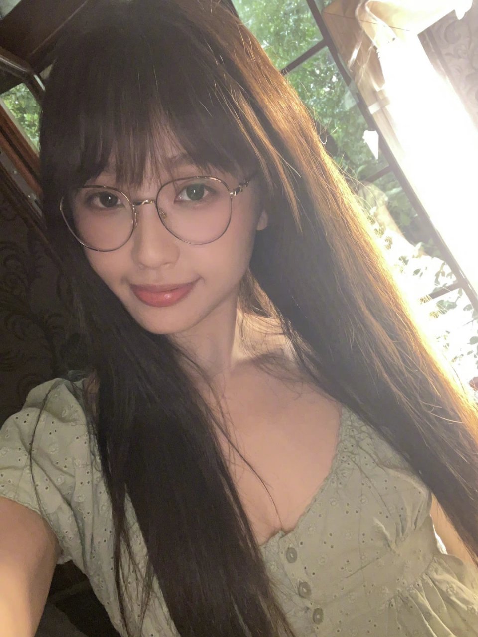 虞书欣戴眼镜有点萌!