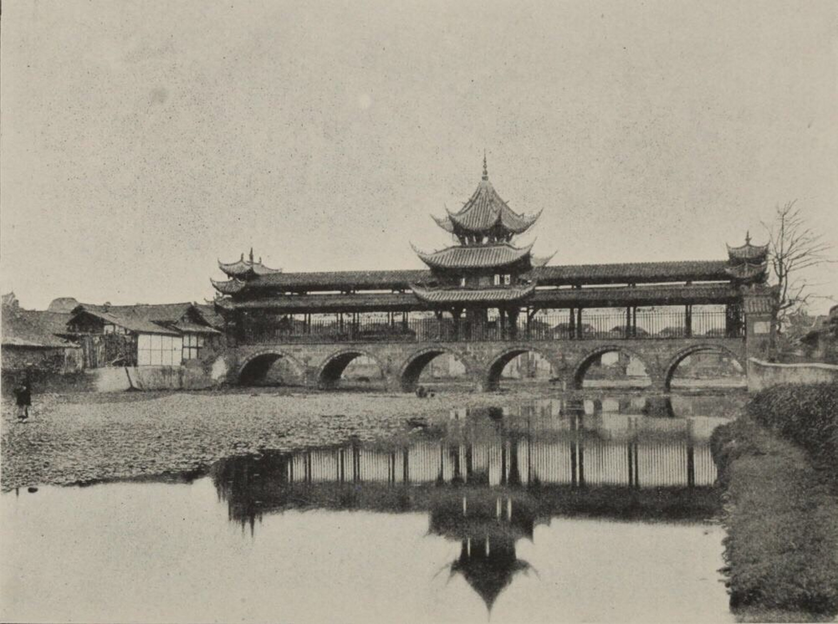 1899年,68岁的英国女旅行家伊莎贝拉·伯德拍摄的绵竹积英桥,根据民国