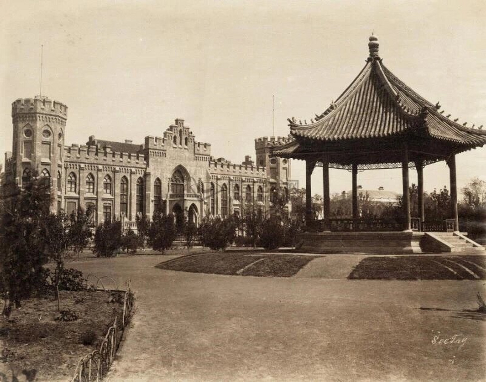 天津戈登堂又称天津英租界工部局大楼,始建于1890年,是19世纪天津体量