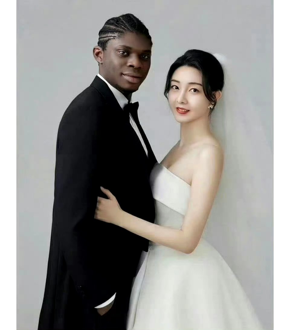 从他们的表情里,看上去他们很甜蜜,很幸福!祝福他们!