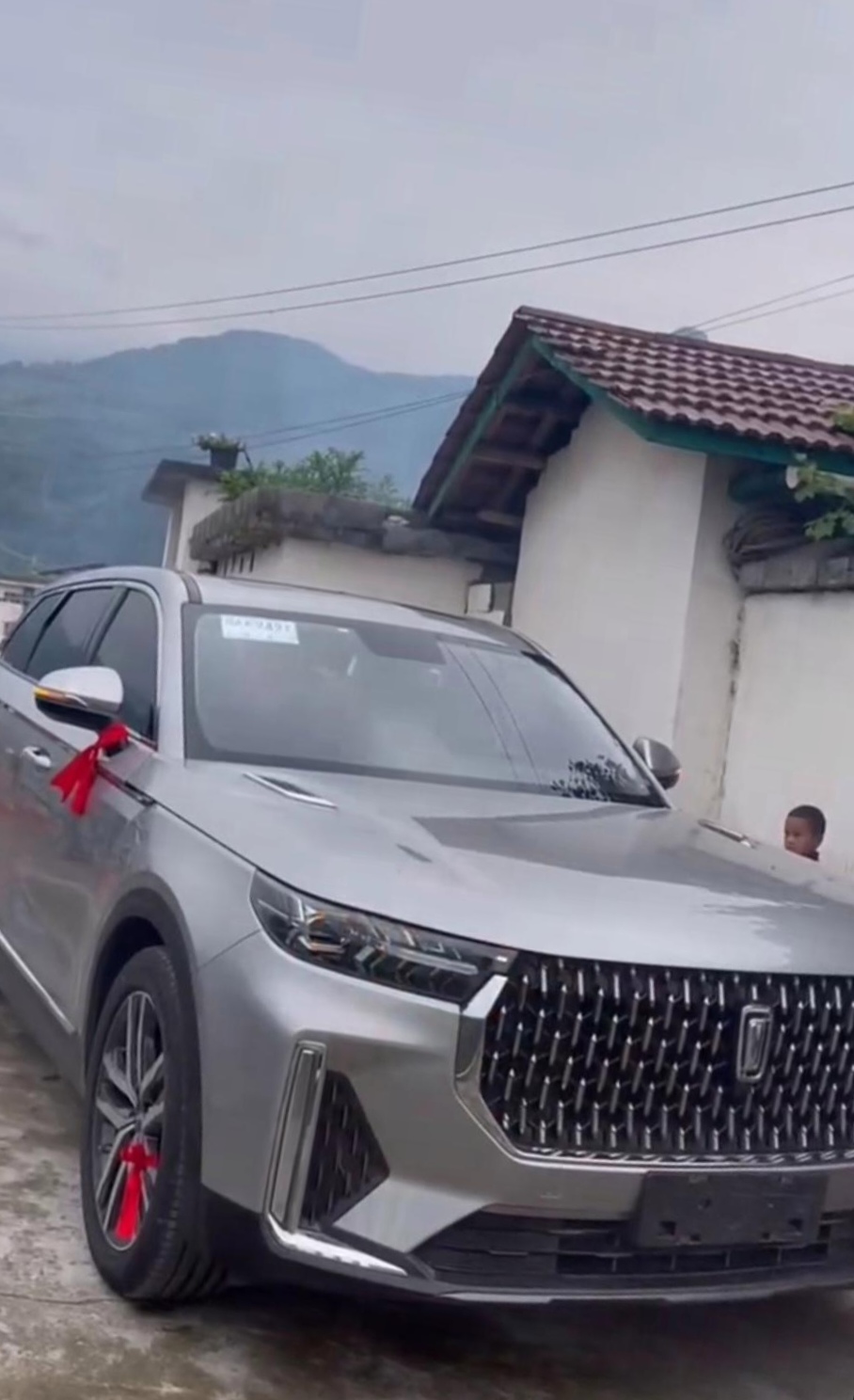 是昨天傍晚开回来的,他说这是国产的车,但我看了看车标怎么像是林肯!