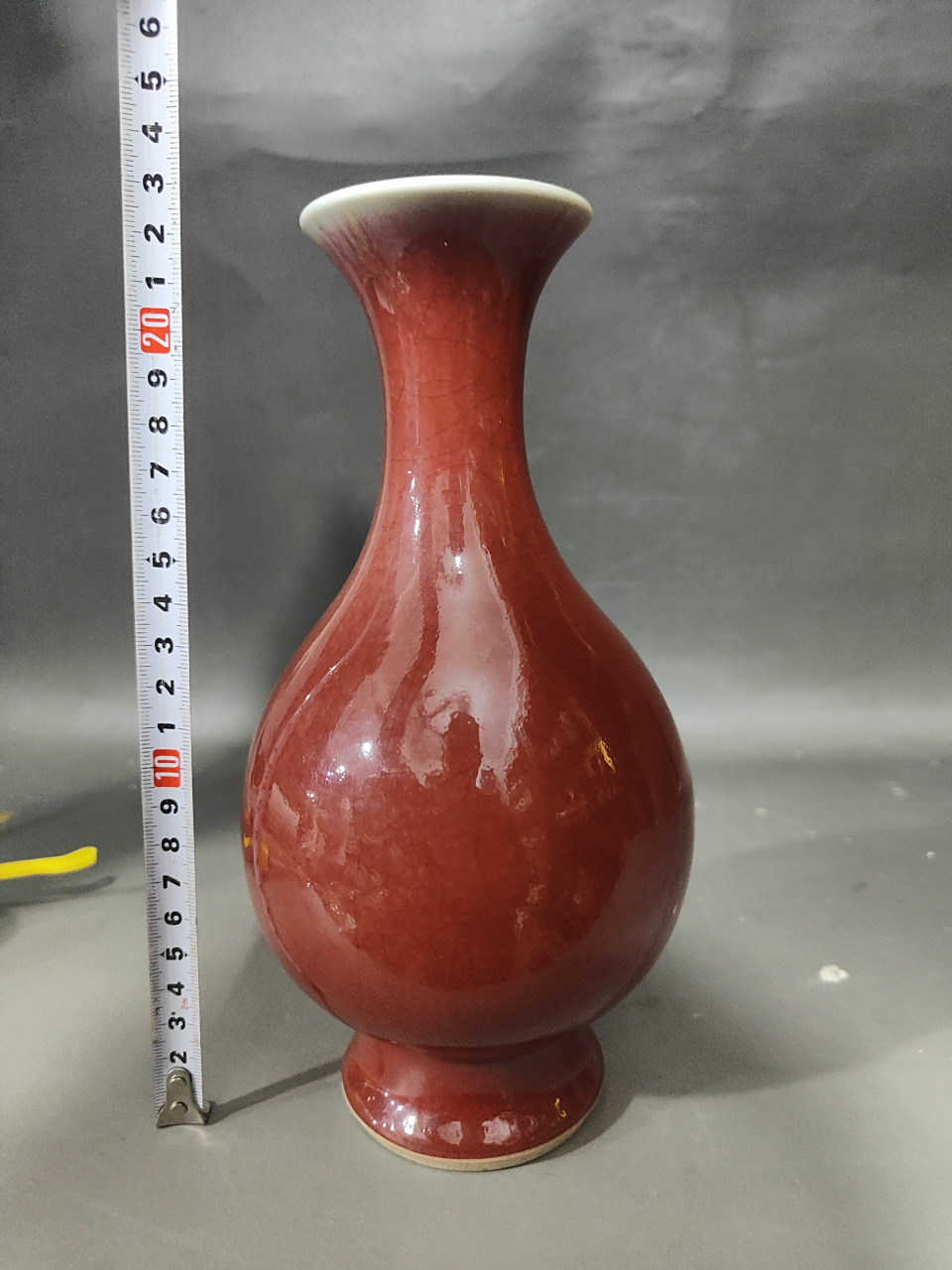 清中期琅红釉赏瓶(底冲线加窑裂)