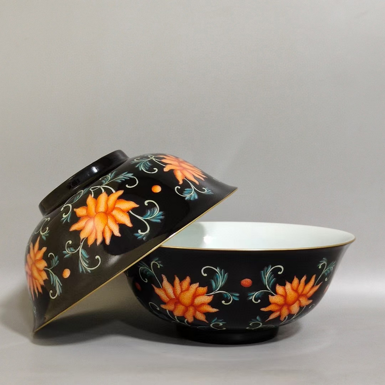 清中期乌金釉矾红粉彩花卉碗一对