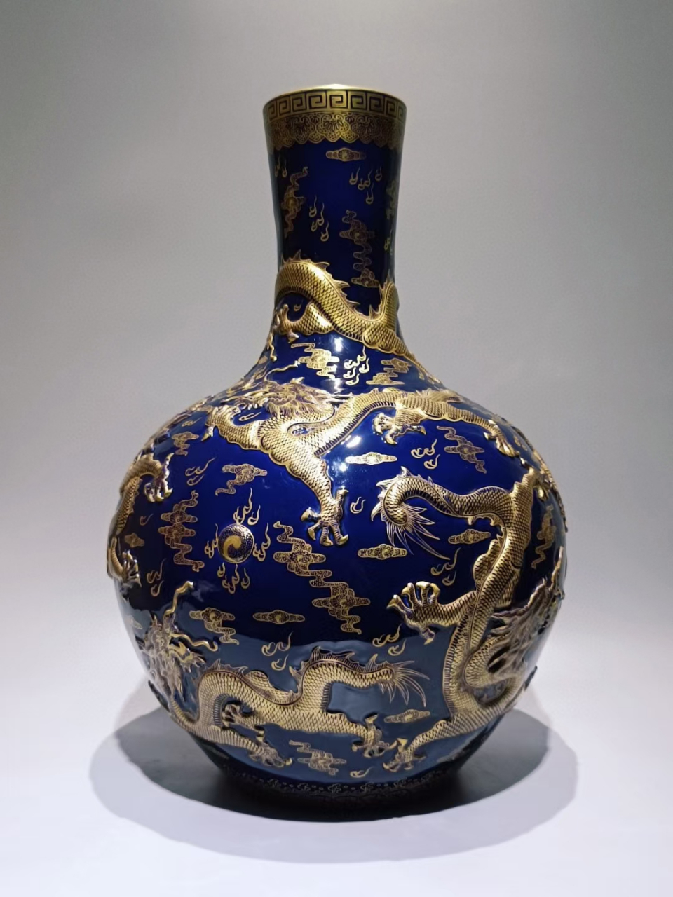 清中期宝石蓝釉描金浮雕云龙纹天球瓶