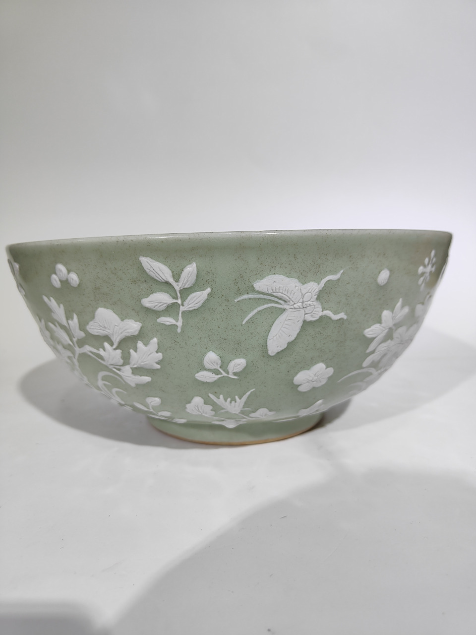 清中期豆青釉堆白刻花花卉大碗