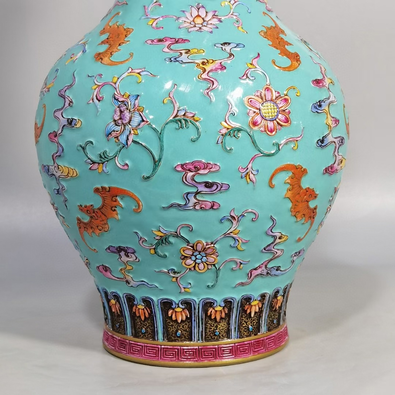 清中期松石绿釉矾红粉彩描金刻画莲花福寿双耳瓶