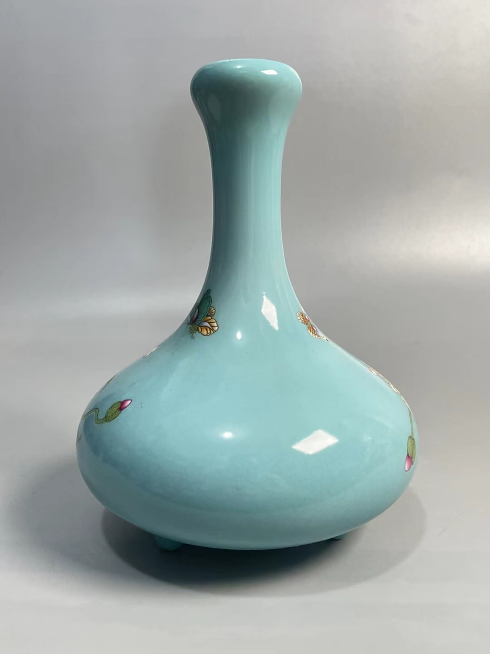 清中期松石绿釉粉彩蝶恋花三足蒜头瓶