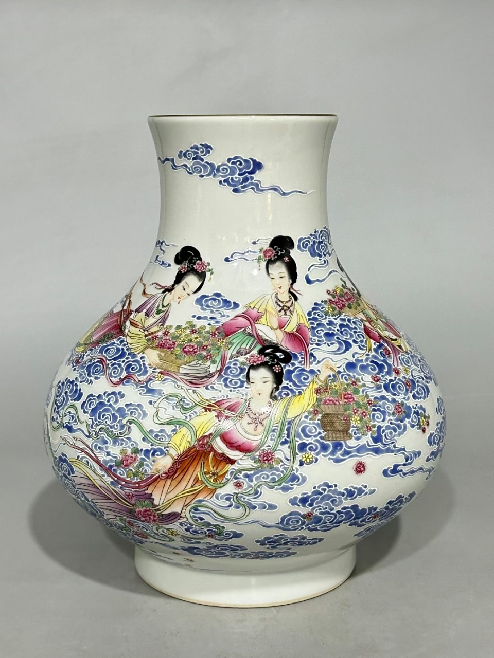 清中期蓝料粉彩仙女散花图赏瓶