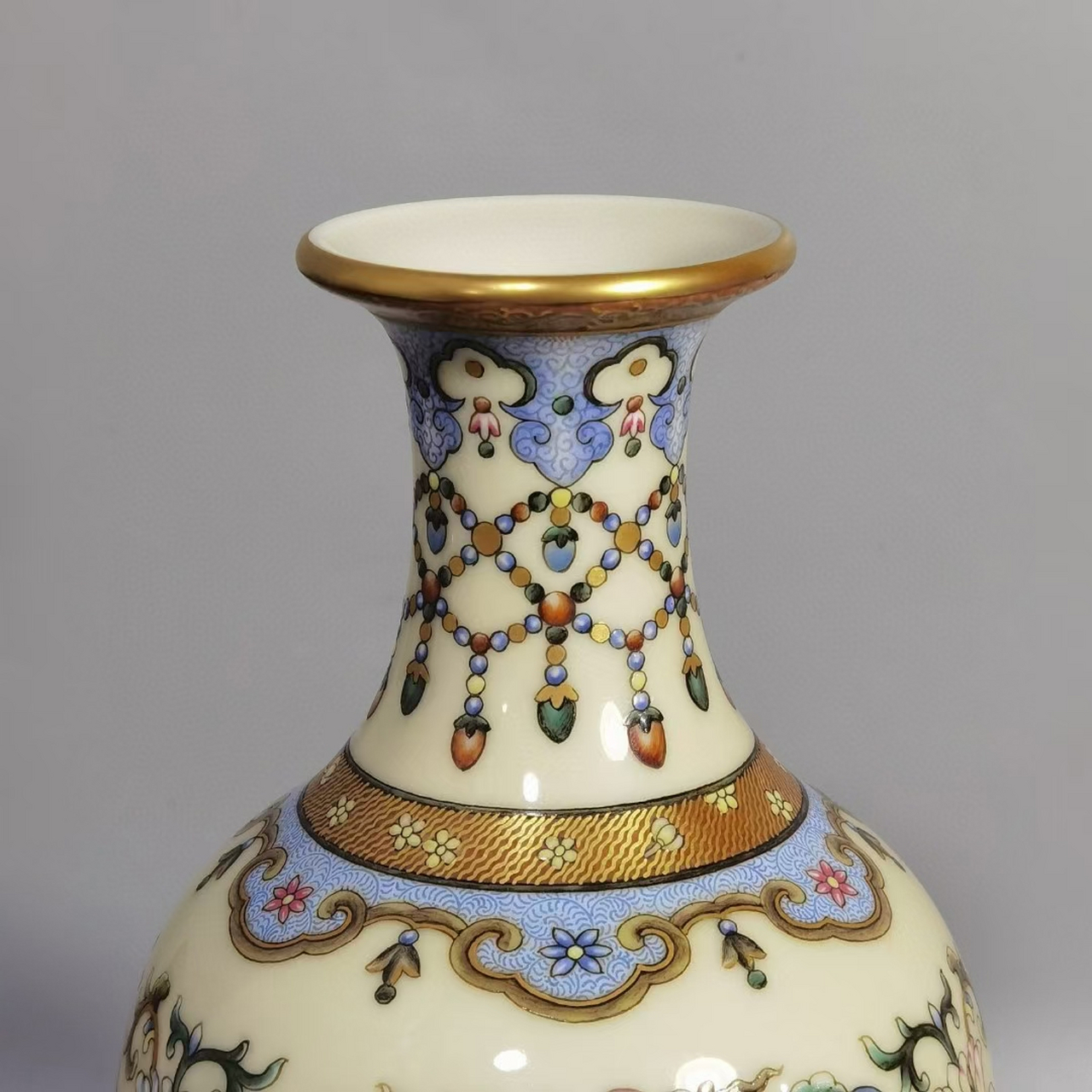 清中期洋彩描金缠枝莲纹观音瓶