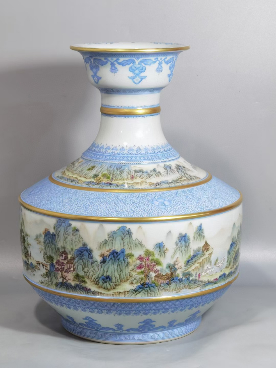 清早期蓝料翠边珐琅彩千里江山图赏瓶