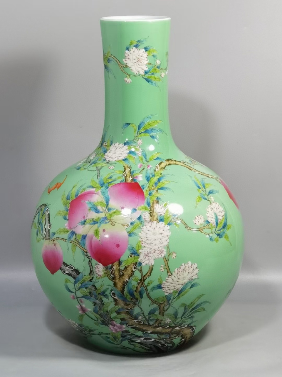 清中期绿地粉彩九桃五福天球瓶