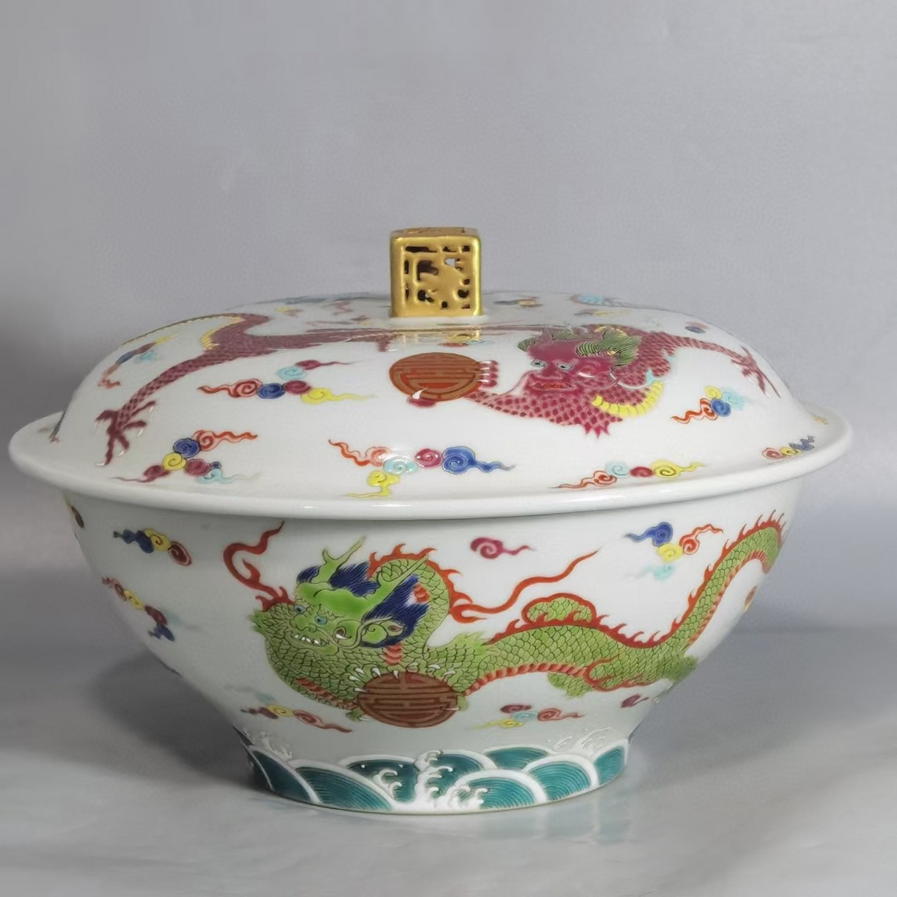 清早期云龙五福捧寿纹镂空描金方钮折腰盖碗