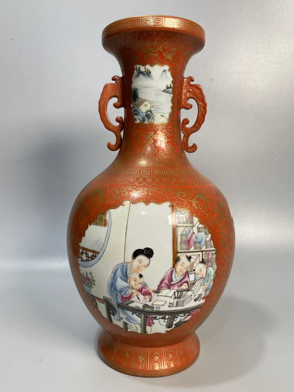 清中期矾红粉彩描金缠枝莲纹开窗三娘教子图双耳瓶