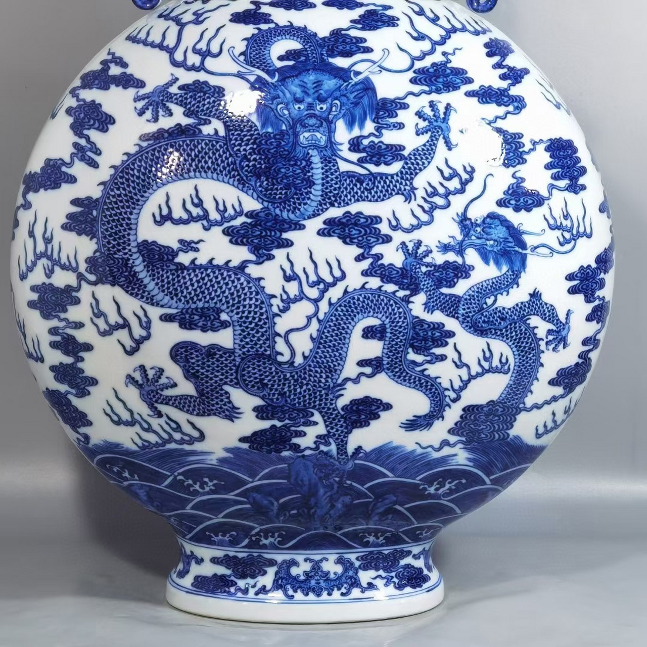 清中期青花苍龙教子图抱月瓶