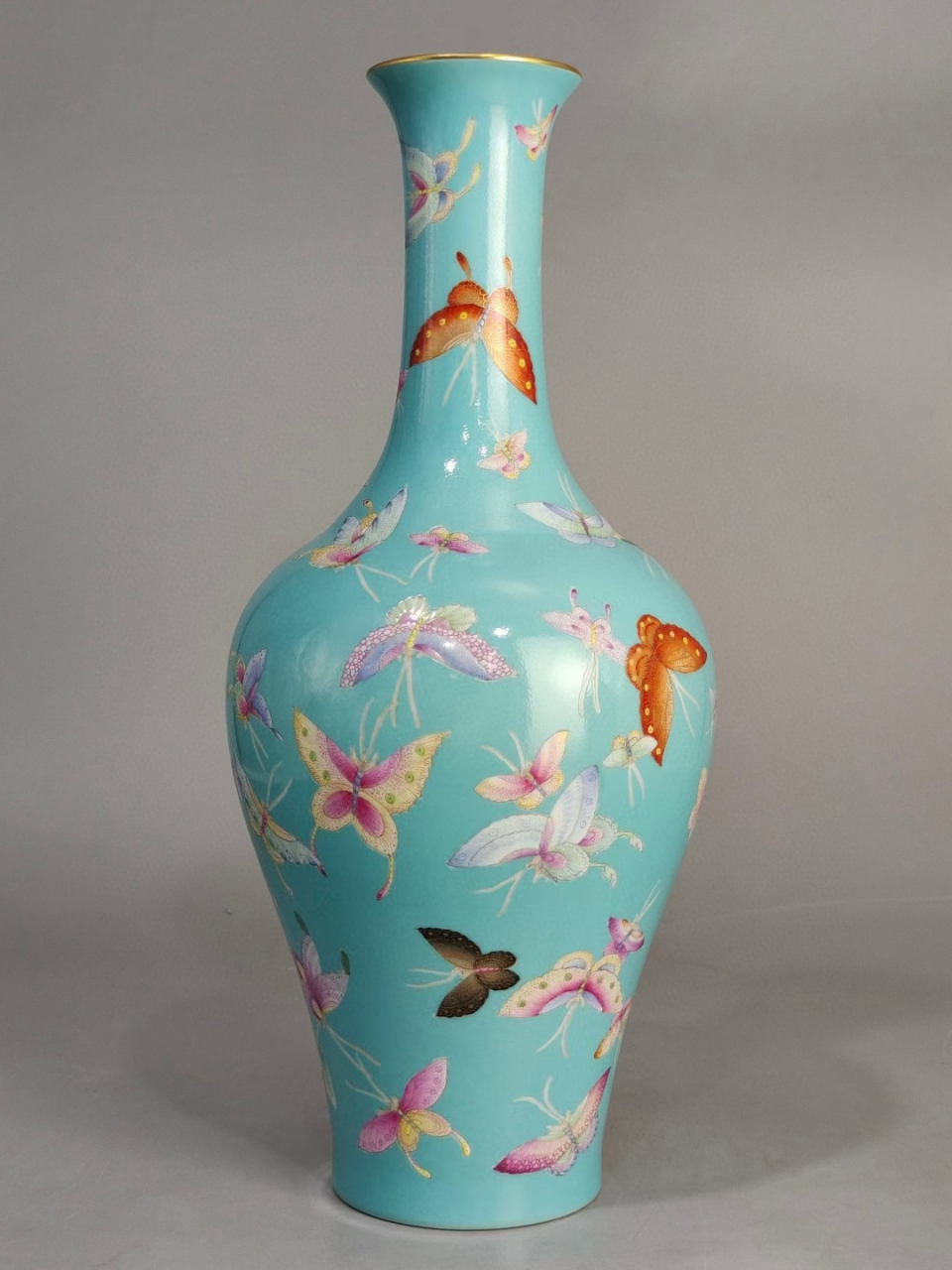 清中期松石绿釉粉彩百蝶赏瓶