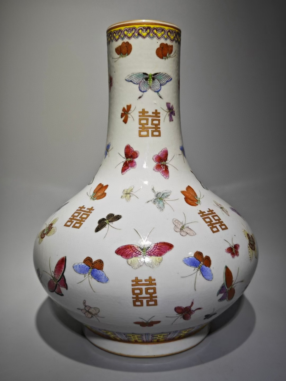 晚清粉彩描金百蝶喜字荸荠瓶