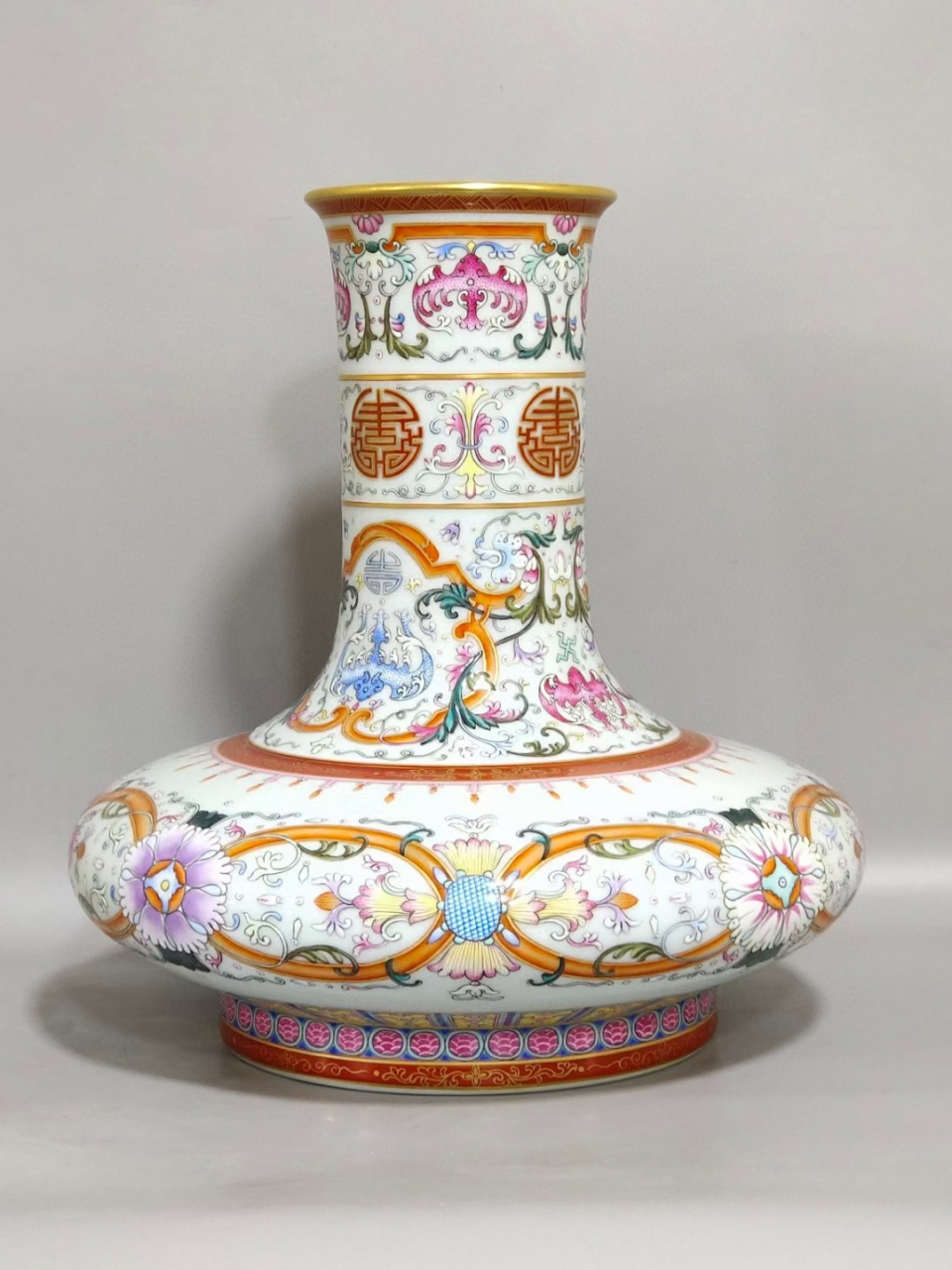 清早期粉彩描金福寿缠枝莲纹扁肚瓶