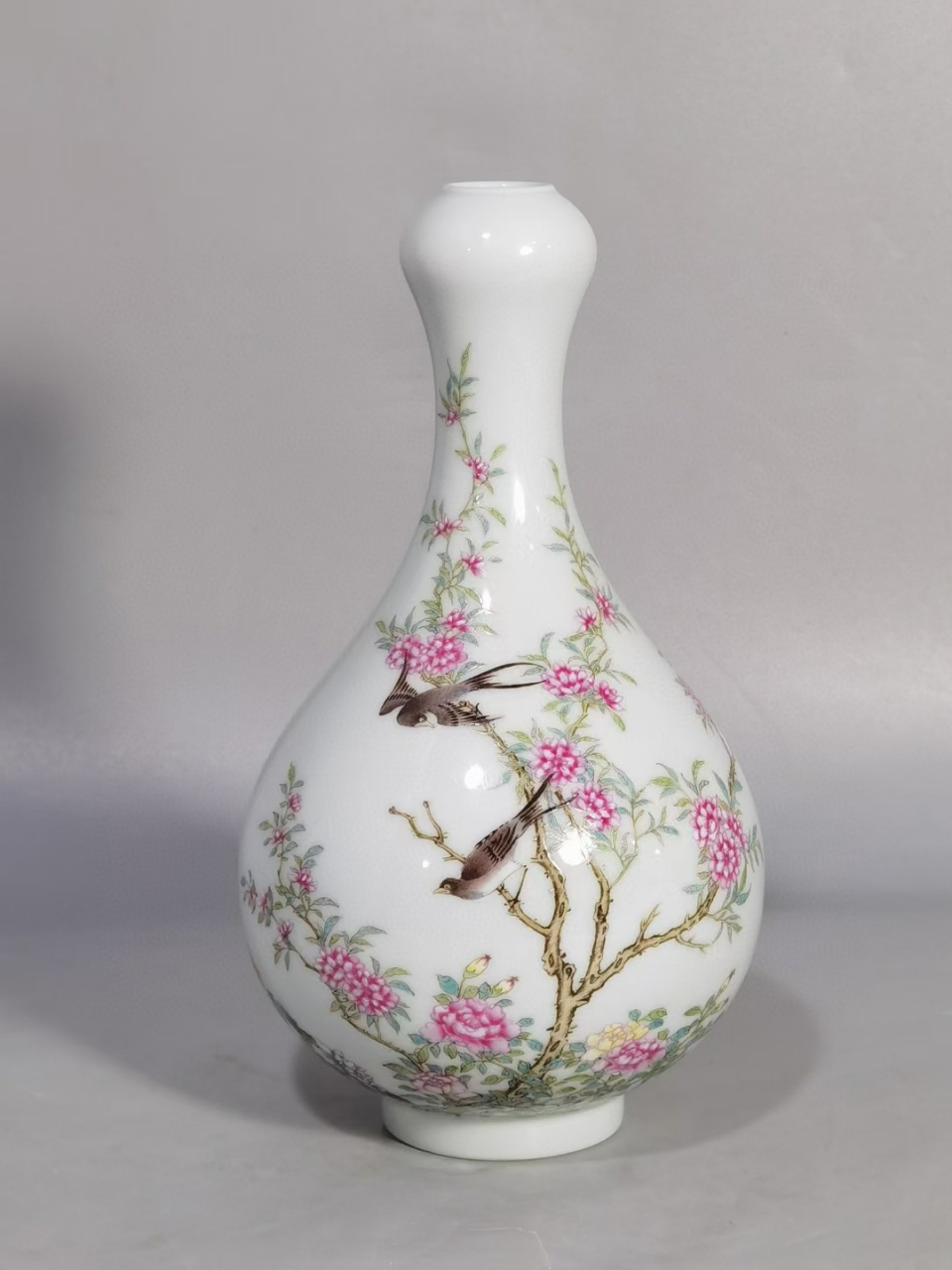 清早期粉彩花鸟蒜头瓶