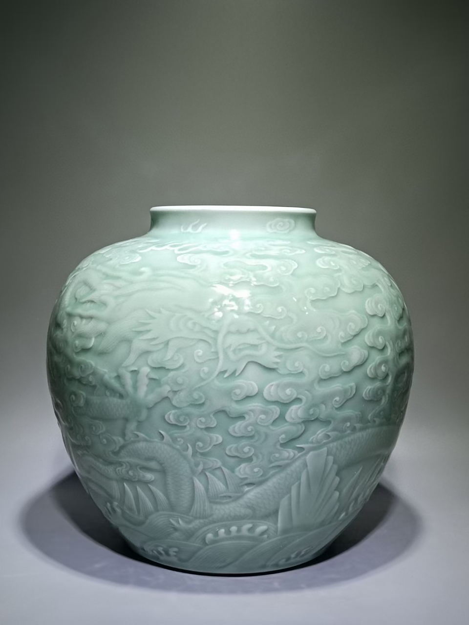 清中期粉青釉龙纹罐