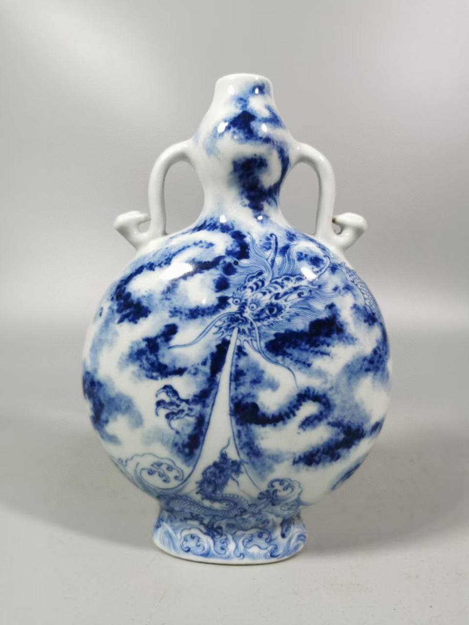 清中期青花苍龙教子如意耳抱月瓶