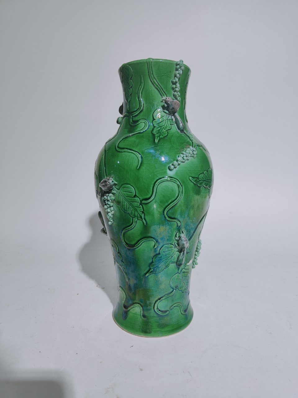 清中期孔雀绿釉浮雕松鼠吃葡萄纹赏瓶
