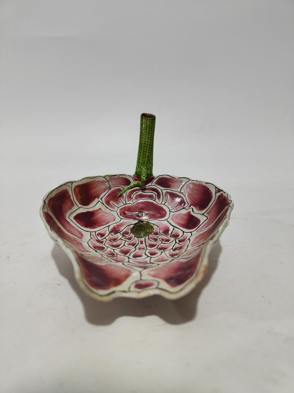 晚清粉彩莲花瓣纹秋操杯