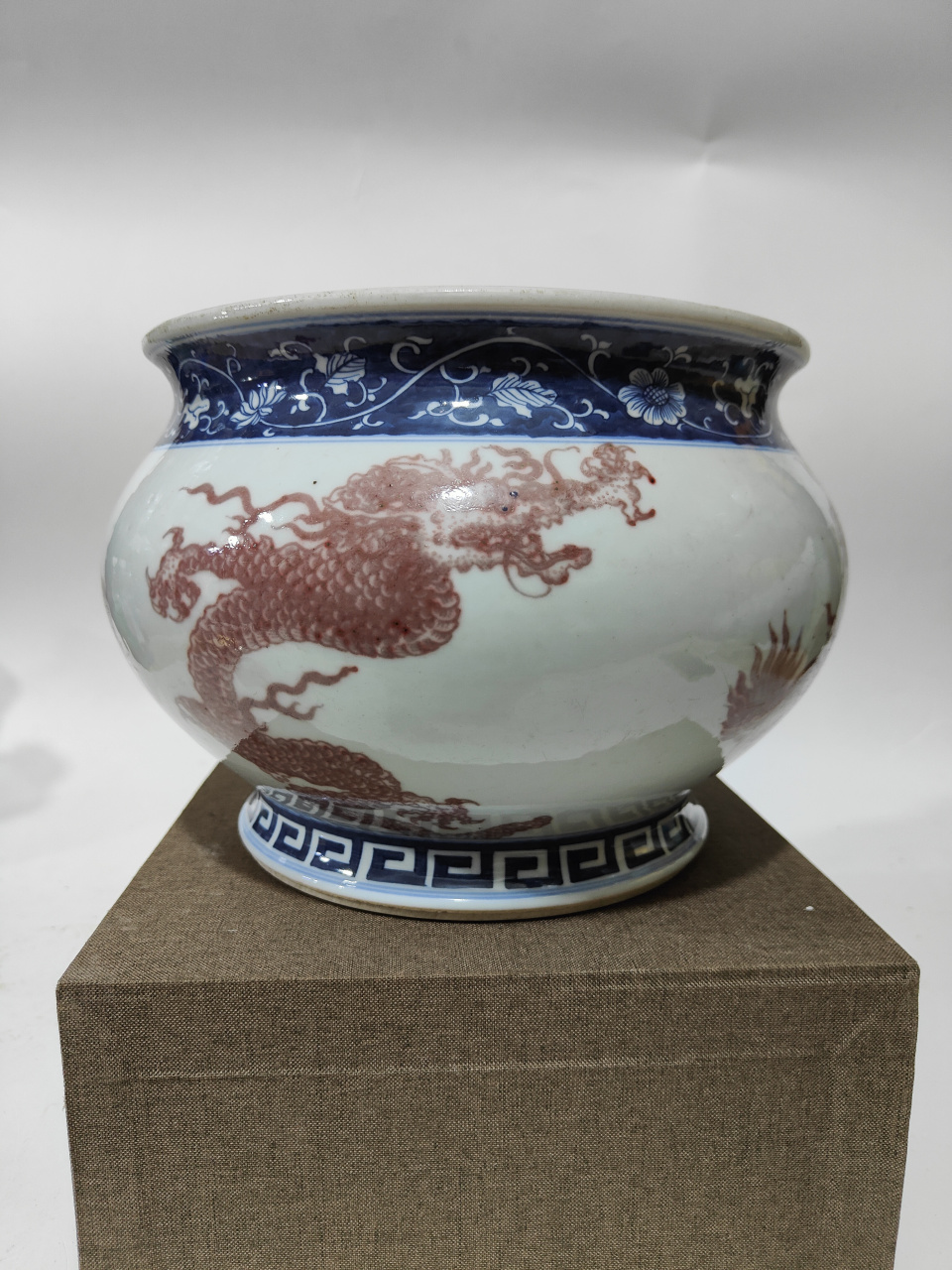 清中期青花釉里红神兽图文房卷缸