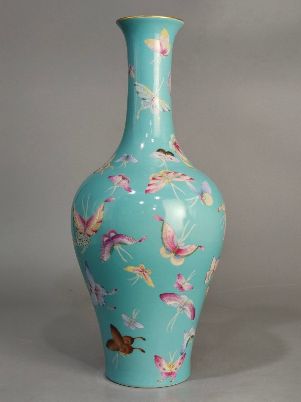 清中期松石绿釉粉彩百蝶赏瓶