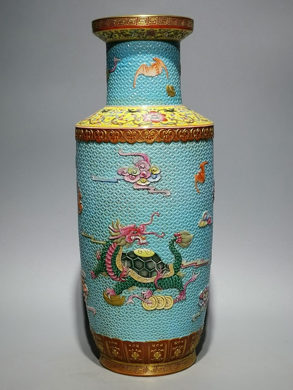 清中期松石绿釉刻画锦地神兽图棒槌瓶