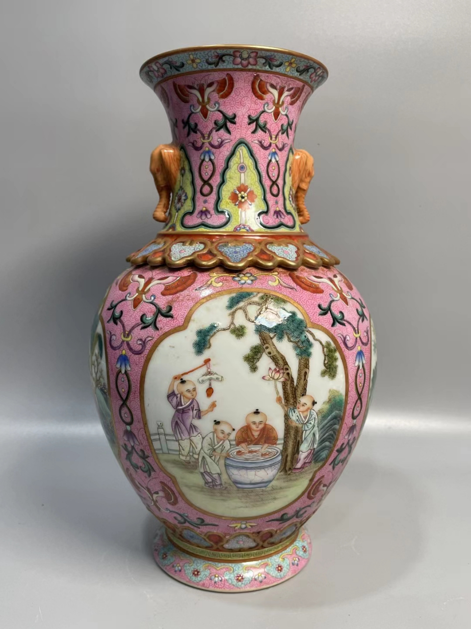 清中期胭脂红爬花粉彩开窗婴戏图象耳赏瓶