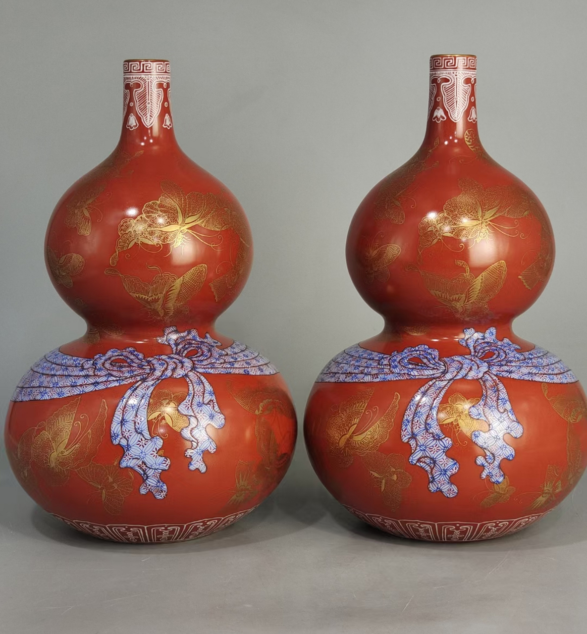清中期矾红描金粉彩蝴蝶纹包袱葫芦瓶一对