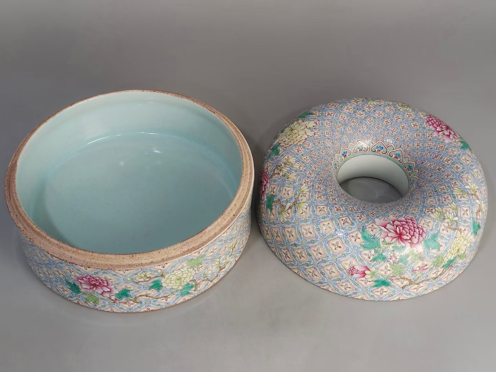 清中期粉彩锦上添花朝珠盒