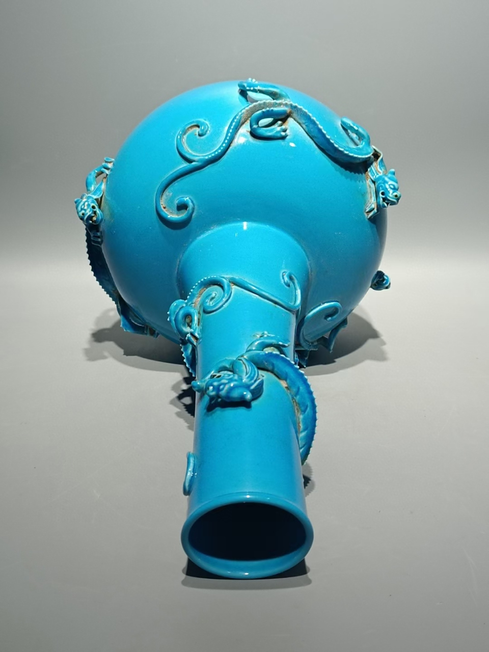 清中期孔雀蓝釉浮雕盘龙纹赏瓶